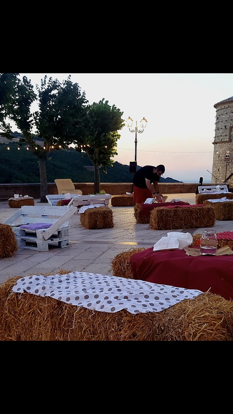 Area Outdoor con balle in fieno