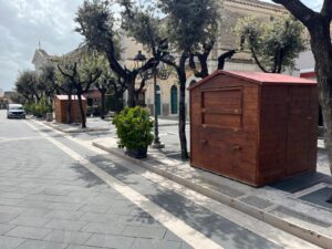 Chiosco in legno modello 3x2 metri con tetto a capanna posizionato all'aperto in una piazza pavimentata ad Alberona in provincia di Foggia.