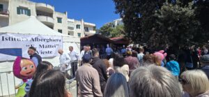 Chioschi in legno a noleggio per l'evento dell'Istituto Alberghiero Mattei di Vieste con pubblico e mascotte.
