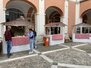 Chioschi in legno bianco a noleggio per mercatini di prodotti tipici e stand enogastronomici.