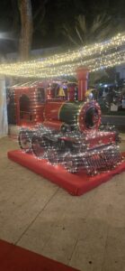 Trenino elettrico rosso a noleggio per l'intrattenimento di bambini durante eventi di piazza, centri commerciali e feste private.